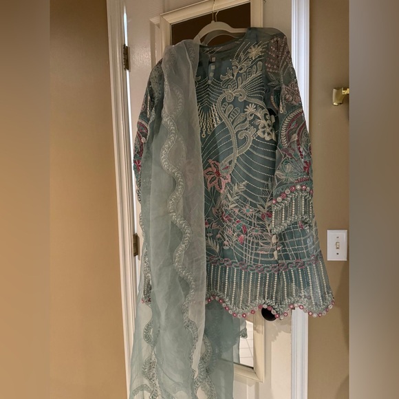 Suffuse outfit size small - Picture 4 of 5